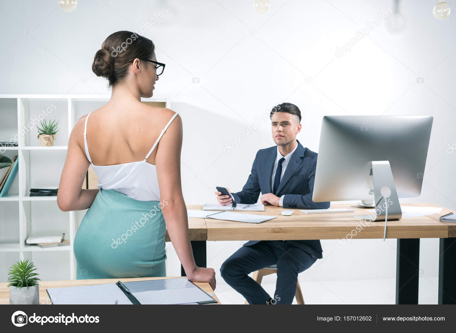 Fröhlicher Mann und Frau arbeiten und Flirten im Business-meeting