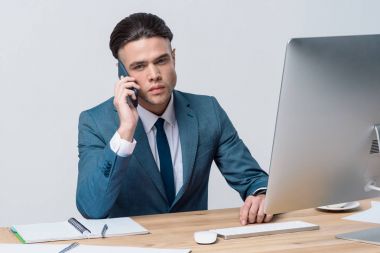 Genç işadamı akıllı telefon kullanıyor.