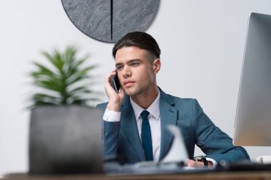 Genç işadamı akıllı telefon kullanıyor.