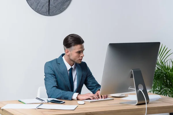 Jungunternehmer am Arbeitsplatz — Stockfoto