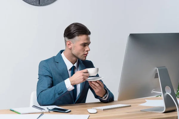 Giovane uomo d'affari bere caffè — Foto Stock