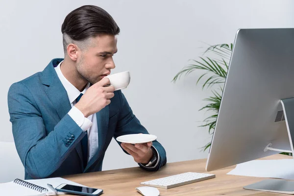 Fiatal üzletember iszik kávét — Stock Fotó