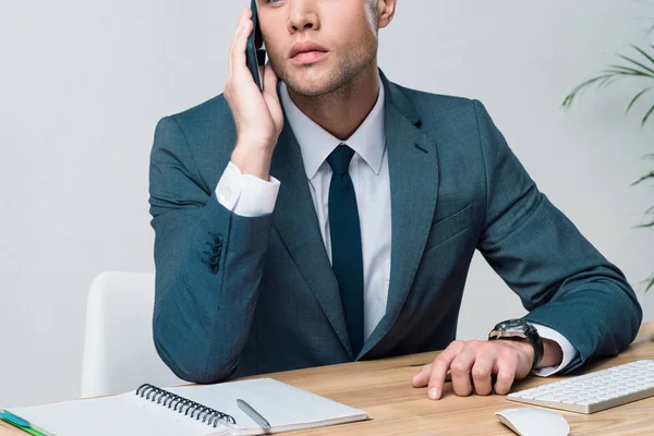 スマートフォンを使う若いビジネスマン — ストック写真