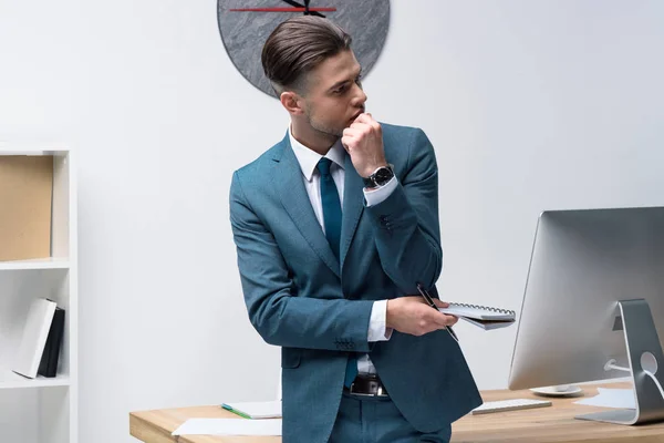 Joven empresario en el lugar de trabajo — Foto de Stock