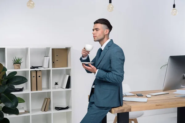 Jonge zakenman drinken koffie — Stockfoto