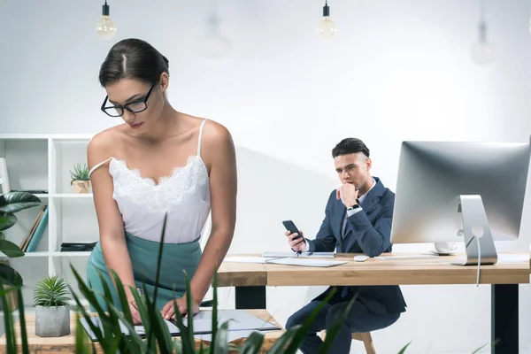 Geschäftskollegen flirten im Büro — Stockfoto