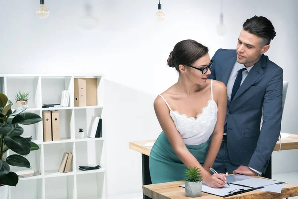 Business colleagues flirting in office — Stock Photo, Image