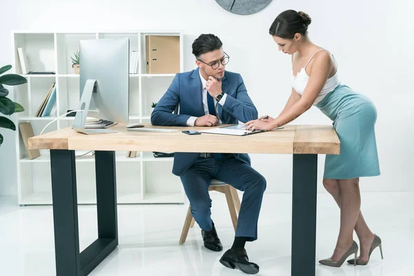 Sekretärin im Gespräch mit Chef im Büro — Stockfoto