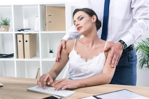 Бізнесмен торкається плечей колеги на робочому місці — стокове фото