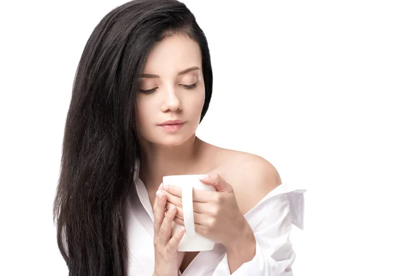 Mujer joven sosteniendo taza — Foto de Stock