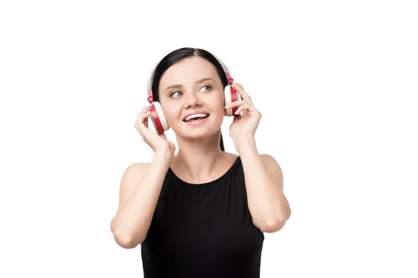 用耳机听音乐的年轻妇女 — 免费的图库照片