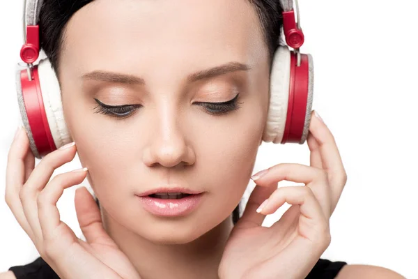 Chica atractiva escuchando música en los auriculares — Foto de Stock