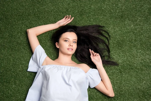 Jonge aantrekkelijke vrouw liggen op gras — Stockfoto