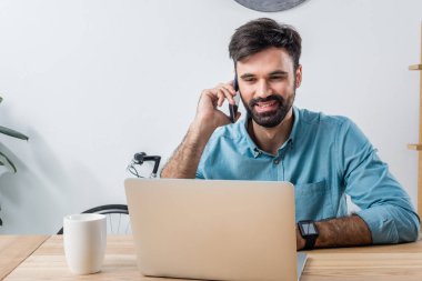 işadamı ile smartphone işyerinde