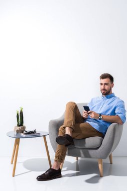 Akıllı telefon kullanan iş adamı