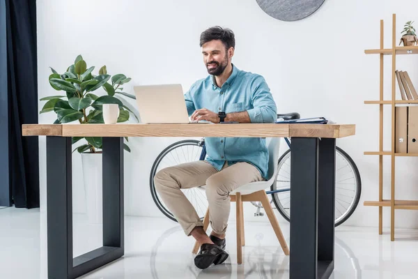Homme d'affaires avec ordinateur portable sur le lieu de travail — Photo