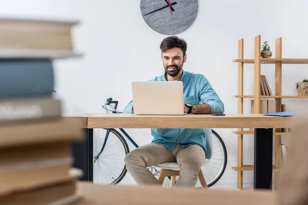 Hombre de negocios trabajando en la oficina — Foto de Stock