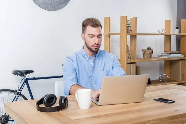 Üzletember laptop az irodában — ingyenes stock fotók