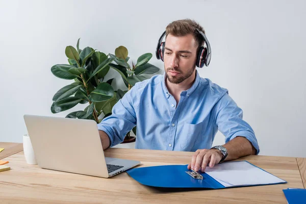 Üzletember dolgozik laptop az irodában — Stock Fotó