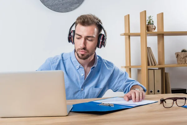 Hombre de negocios que trabaja con documentos en la oficina — Foto de Stock