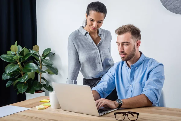 Gente de negocios en la oficina — Foto de Stock