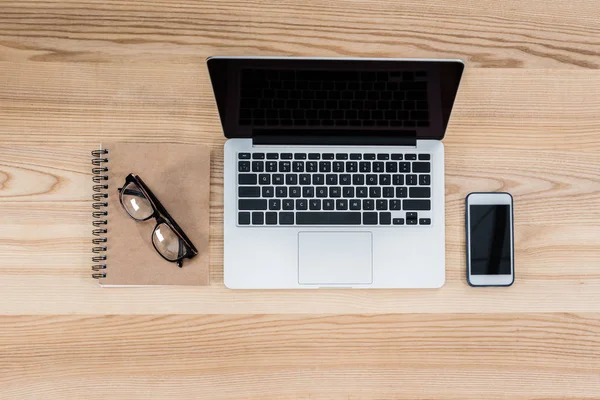 Dispositivos digitales en la mesa — Foto de Stock