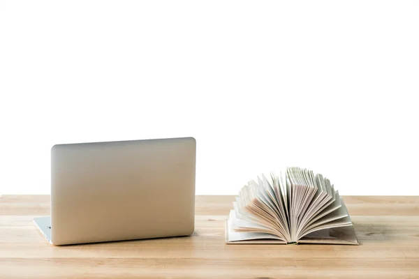 Portátil y libro en la mesa — Foto de Stock