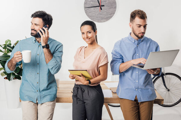 Предприниматели с гаджетами в офисе
