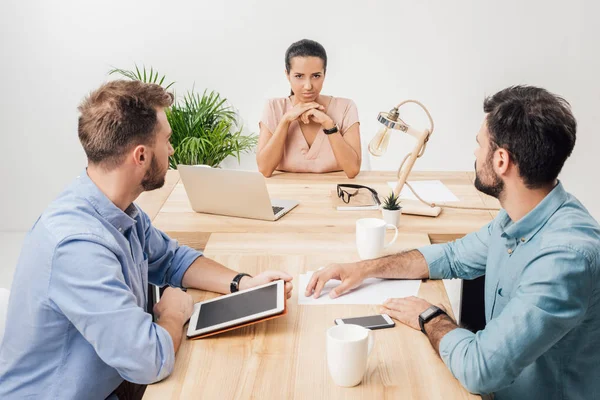 Ondernemers over de bijeenkomst in kantoor — Stockfoto