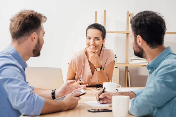 Ondernemers over de bijeenkomst in kantoor — Stockfoto