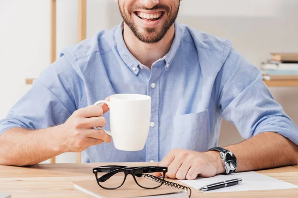 Empresario en el lugar de trabajo en la oficina — Foto de Stock