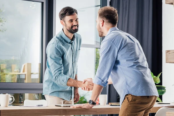 Affärsmän skakar hand — Stockfoto