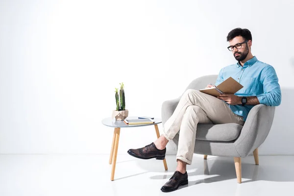 Hombre de negocios escribiendo en cuaderno — Foto de Stock