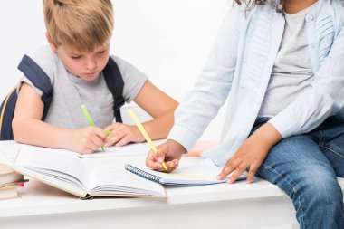 çok ırklı schoolkids birlikte eğitim 