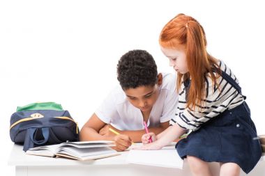 çok ırklı schoolkids birlikte eğitim