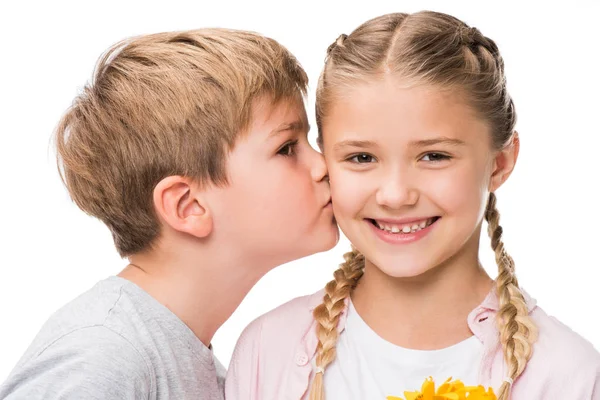 Jongen kussen meisje — Stockfoto