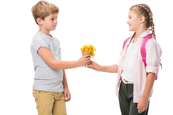 Niño y niña con flores — Foto de Stock