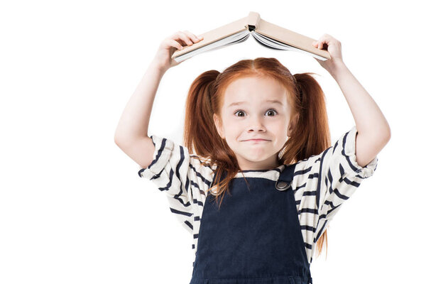 Школьница с книгой в руках
