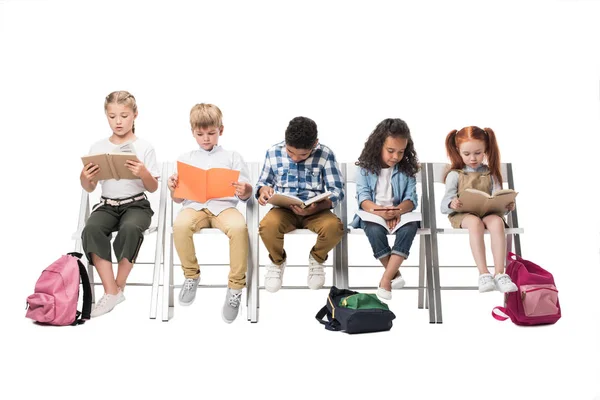 Niños multiétnicos leyendo libros —  Fotos de Stock