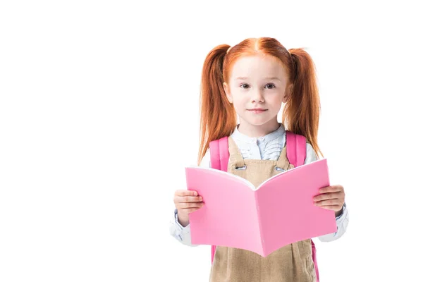 Glimlachend schoolmeisje lezen tekstboek — Stockfoto