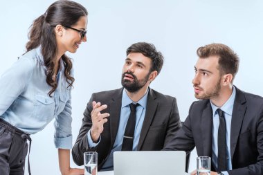 İş adamları birlikte çalışıyor.