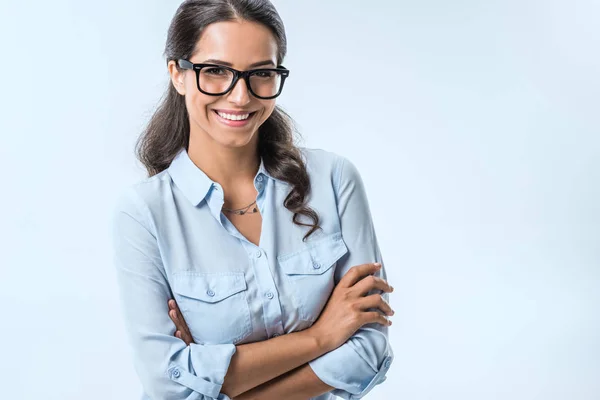 Улыбающаяся деловая женщина в очках — стоковое фото