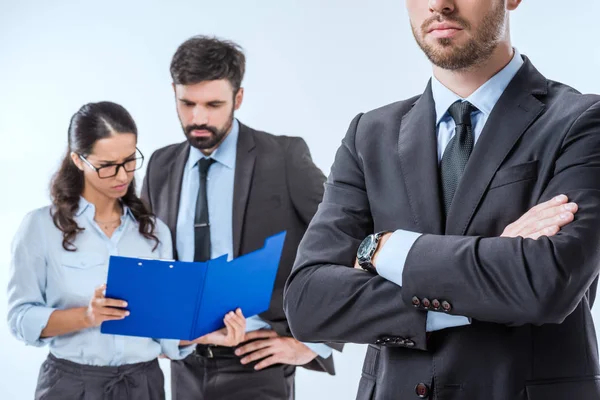 Homme d'affaires avec ses collègues pendant le travail — Photo