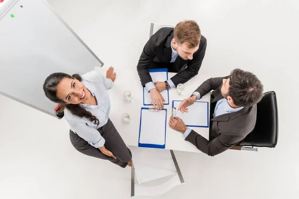 Glimlachende zakenvrouw tijdens bijeenkomst — Stockfoto