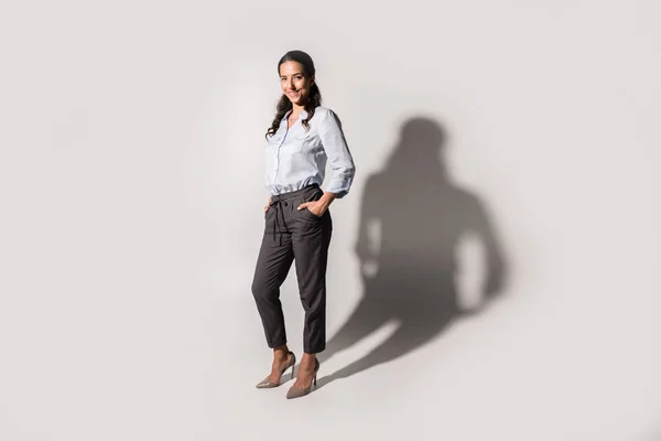 フォーマルウェアの笑みを浮かべて女性実業家 — ストック写真