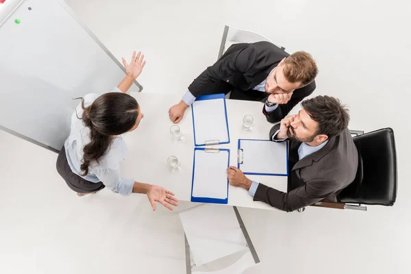 Zakenvrouw strategie uit te leggen aan collega 's — Stockfoto