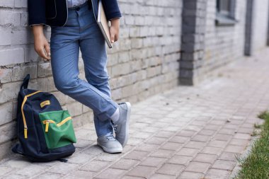 okul çocuğu sokakta sırt çantası ile
