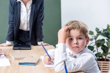 sınıfta öğretmen ile öğrenci 