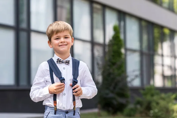 Веселий школяр біля школи — стокове фото