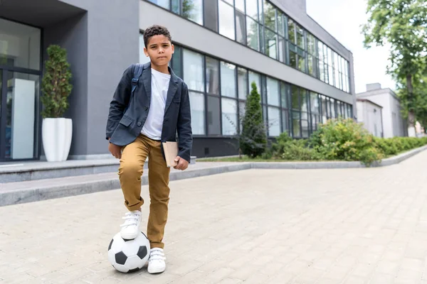 Scoolboy americano africano com bola de futebol — Fotografia de Stock